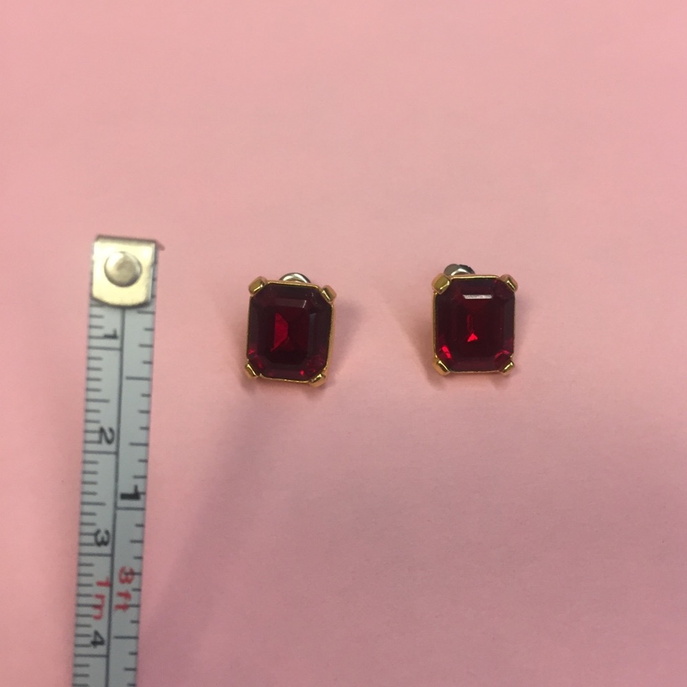 Ruby-like pierced-ear studs - Picture 5 of 6